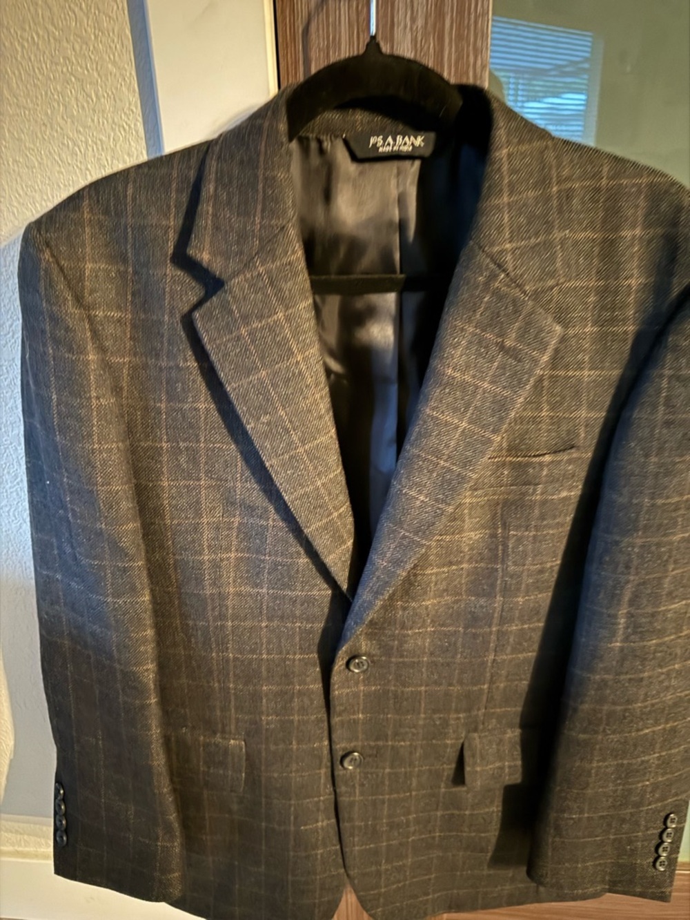 Classic Jos A Bank men’s blazer in gray plaid pattern. Made from 100% wool